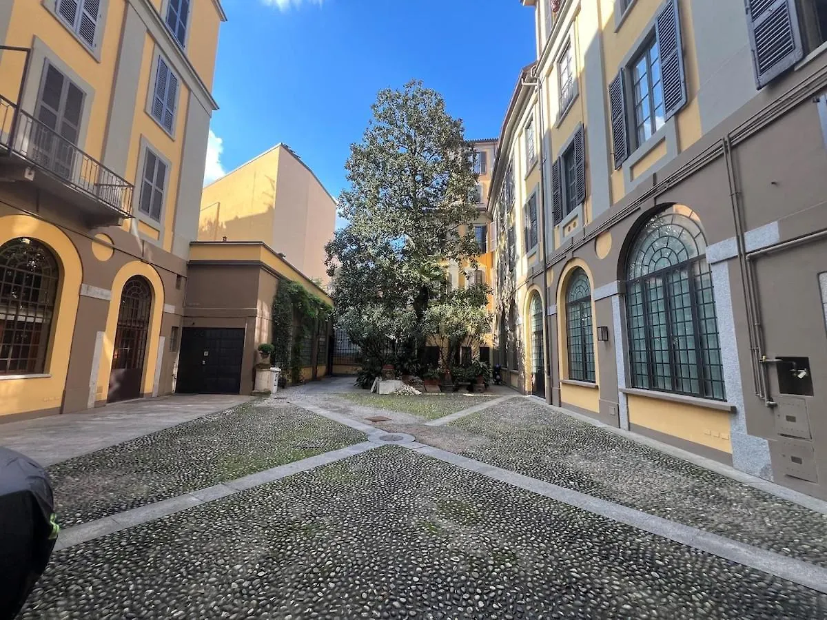 Comfortable And Quiet Sant'Ambrogio Apartment ミラノ